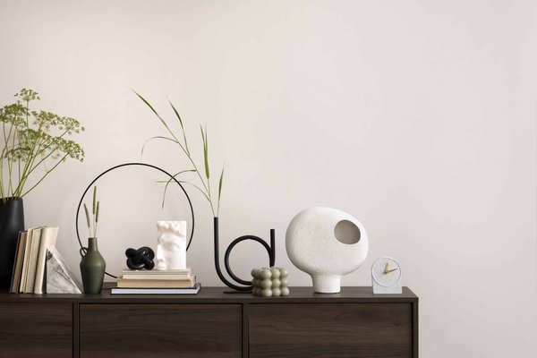 Comment marier des gilets tricotés avec des tenues printanières sans surcharger le look ?