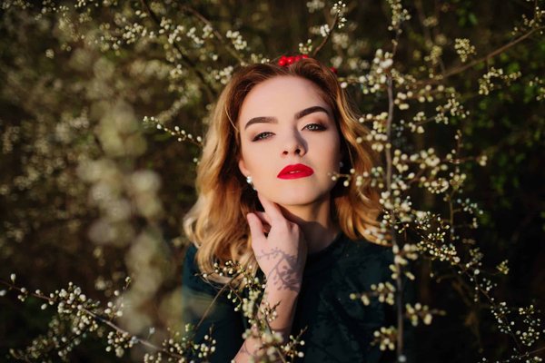 Quels trucs pour porter une jupe crayon en cuir avec sophistication au bureau?