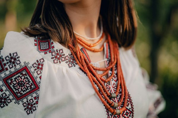 Élégance et couleurs vibrantes avec un bracelet corail